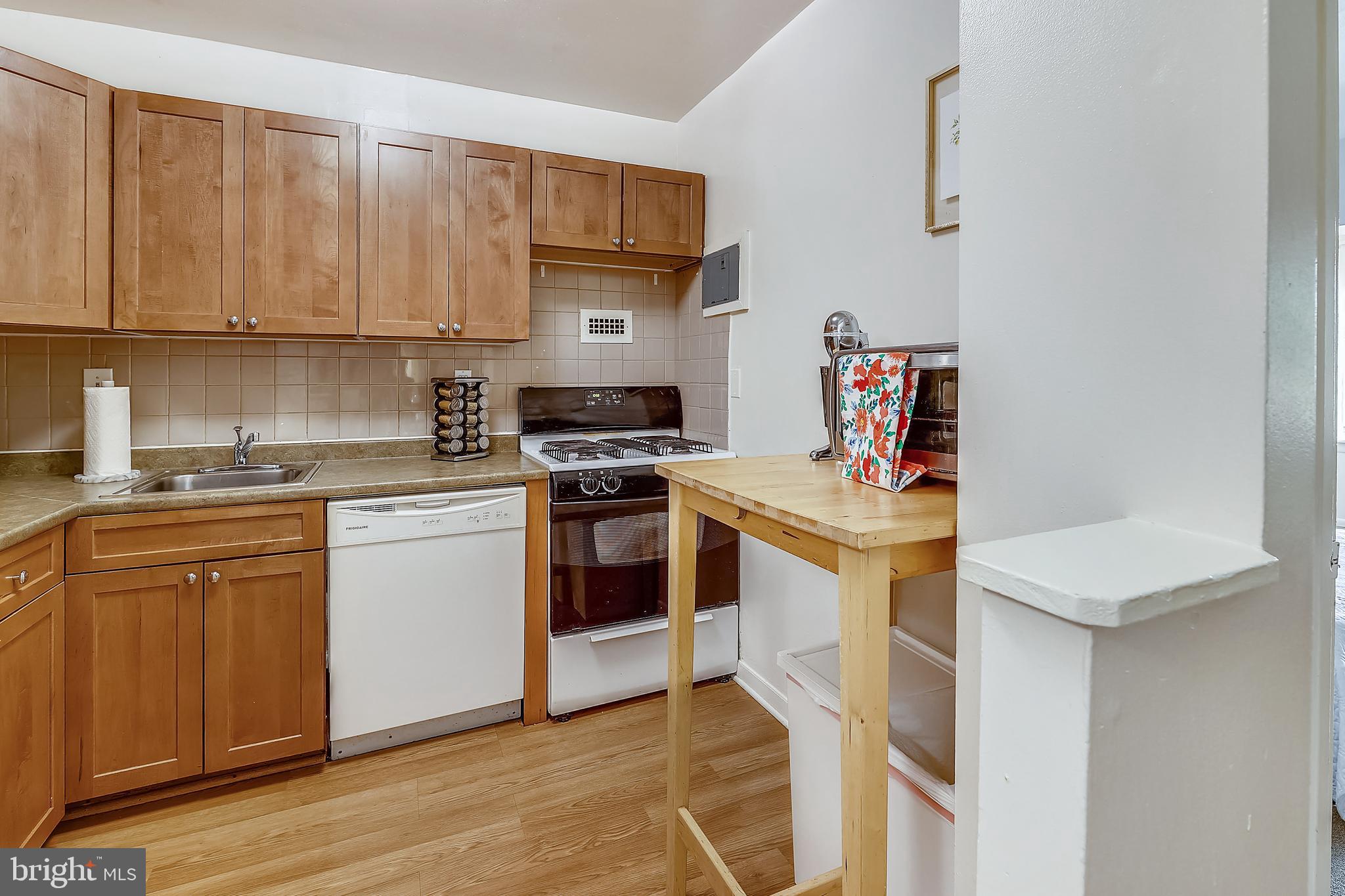 COLLEGE PARK TOWERS COND - Residential