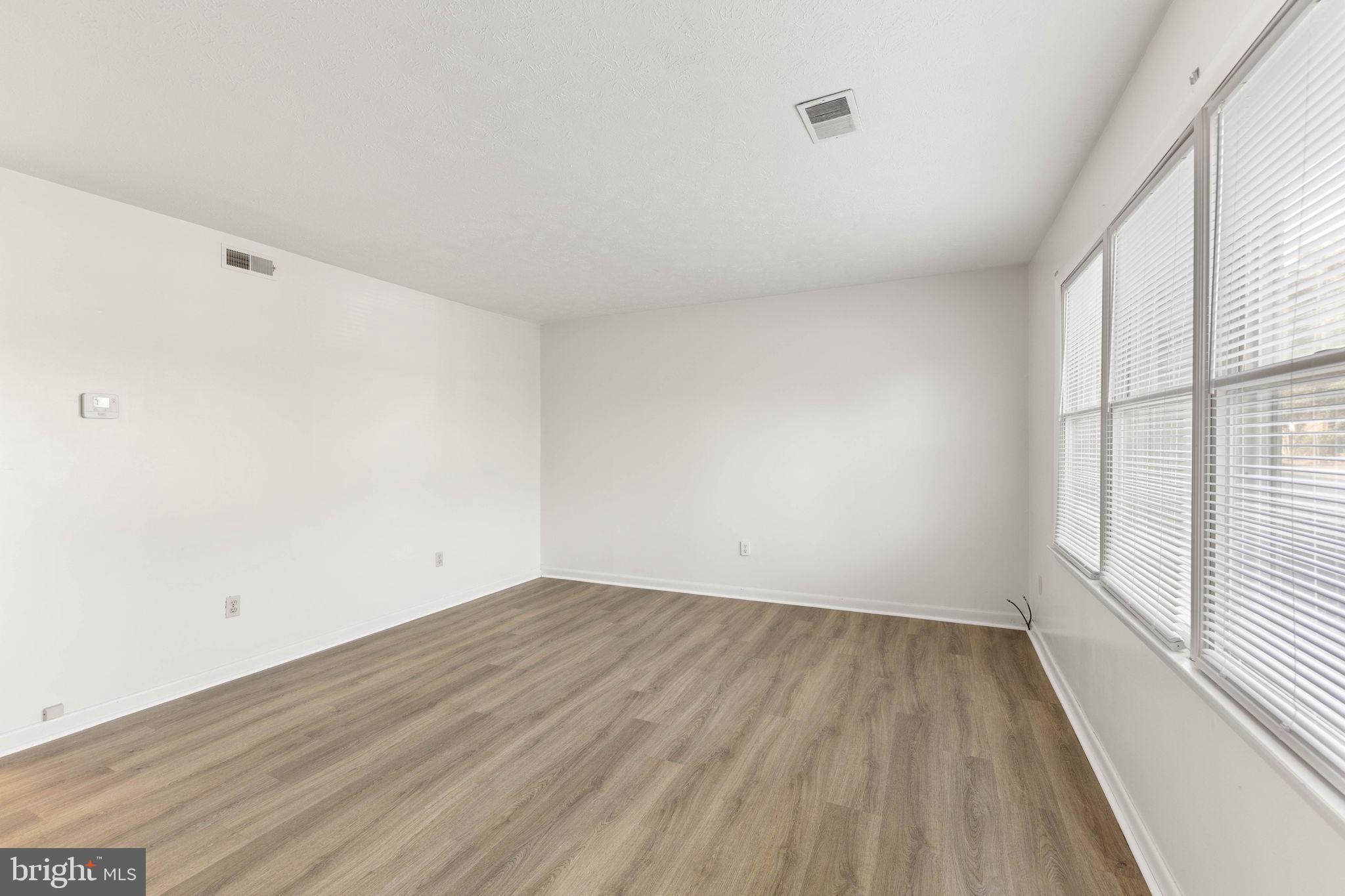 1122 WADEWOOD COURT