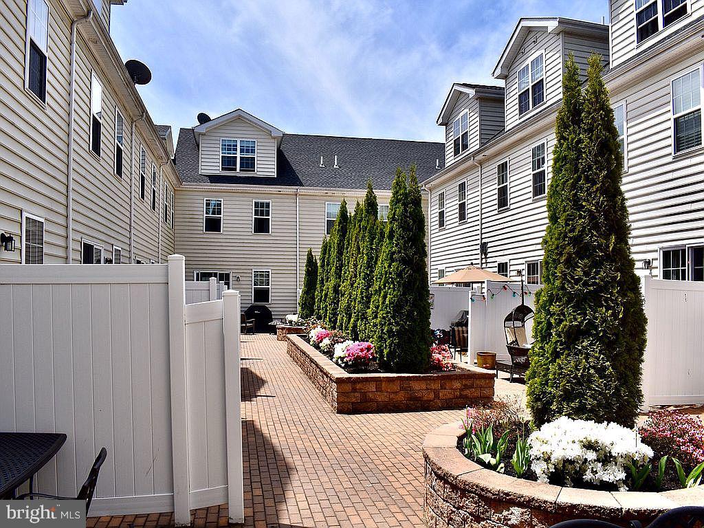 CARRIAGE HILL - Residential Lease
