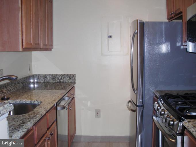 CRESCENT PLAZA - Residential Lease