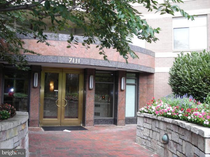 CRESCENT PLAZA - Residential Lease