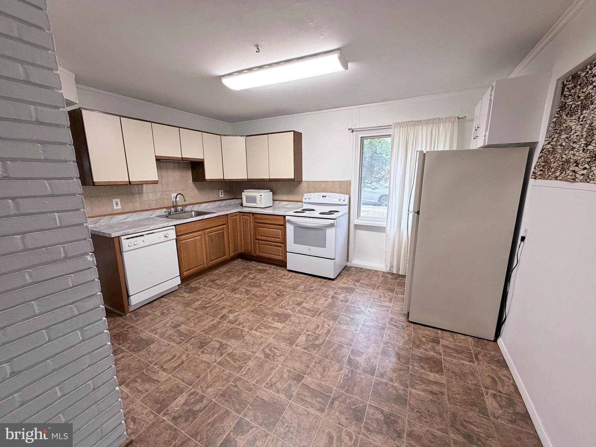 NORTH WOODSIDE - Residential Lease