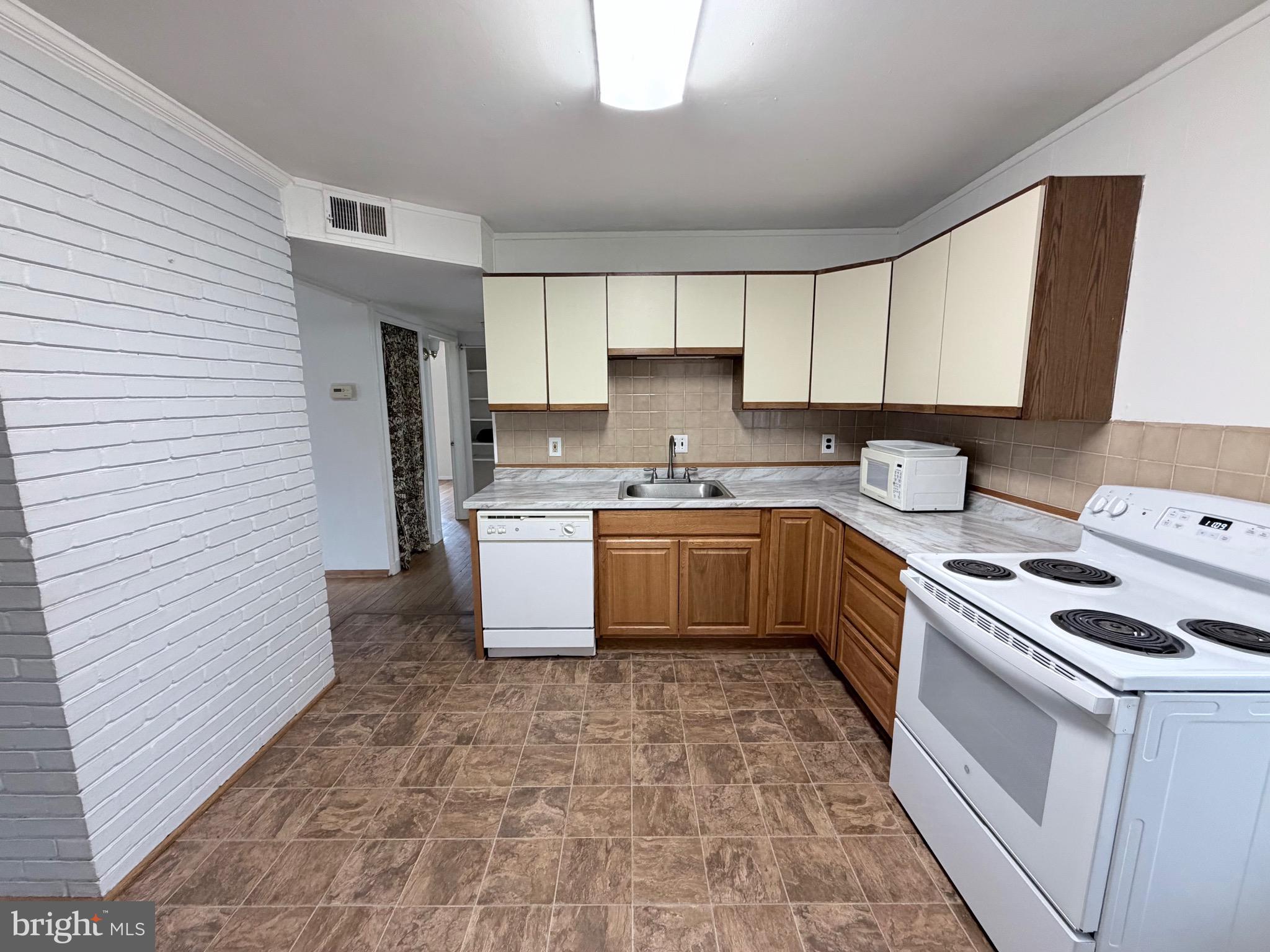 NORTH WOODSIDE - Residential Lease