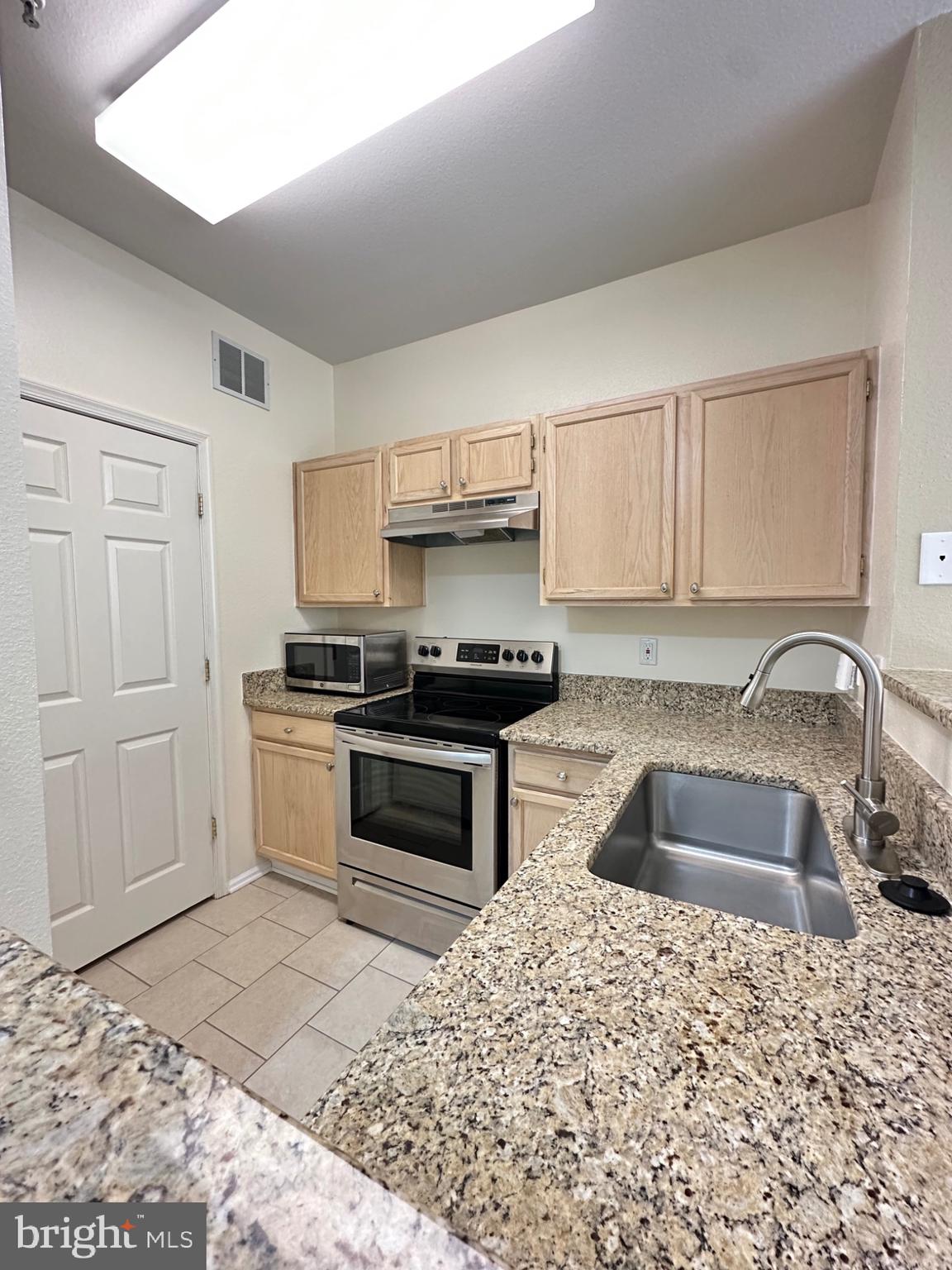 1580 SPRING GATE DRIVE 4216