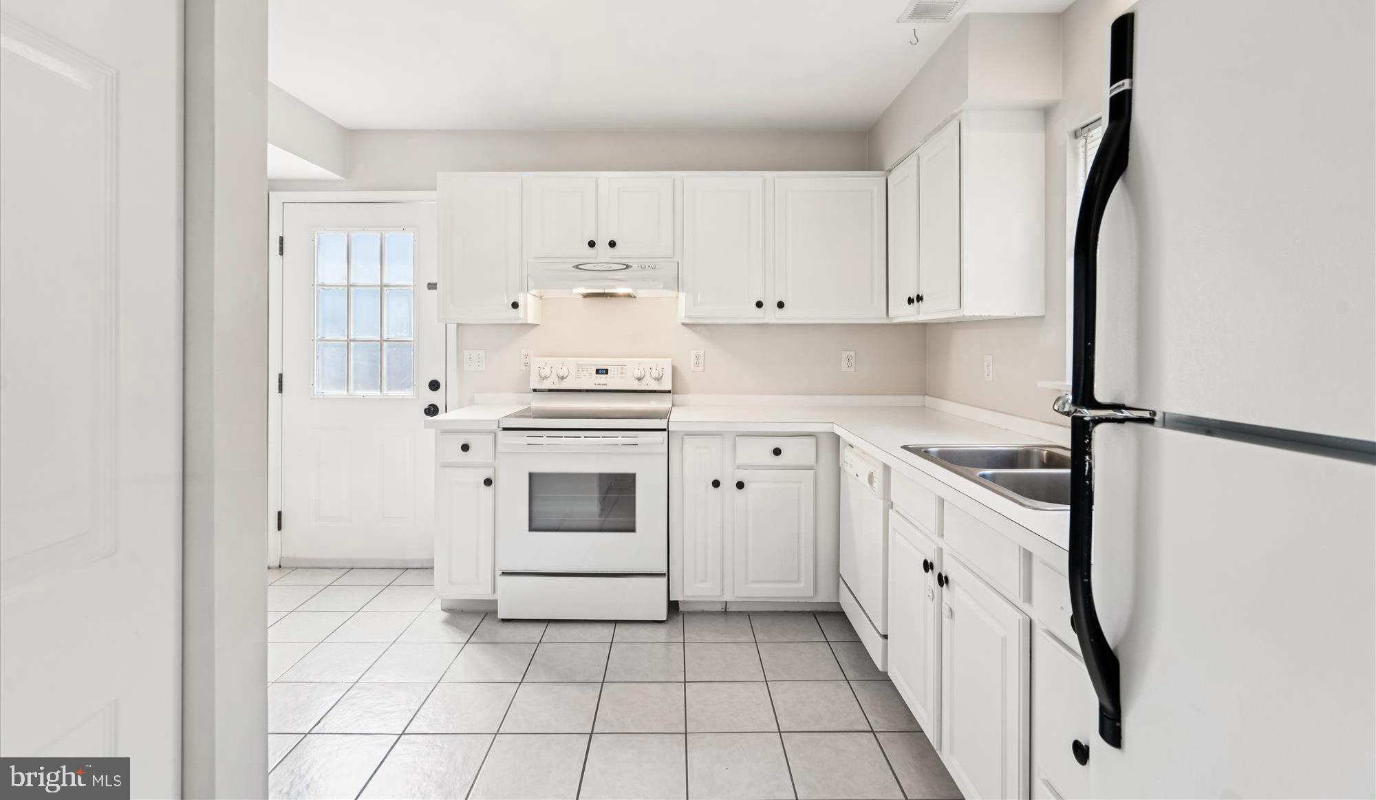 BEVERLEY BEACH - Residential Lease