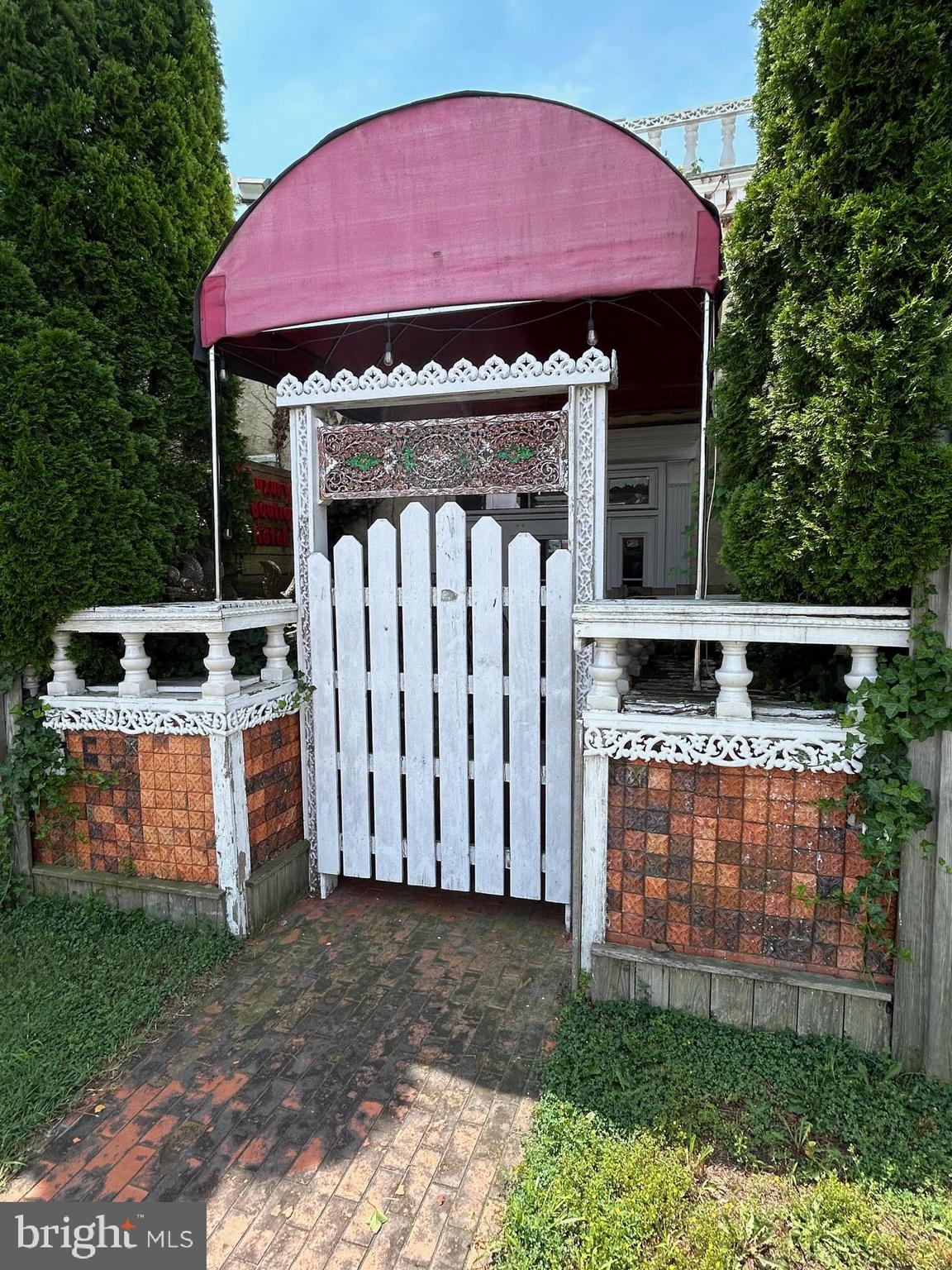 Main image without alt text