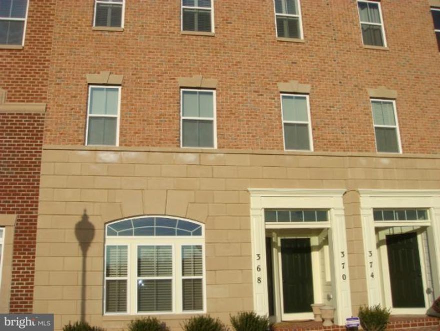 LUX 3Br 2. 5Ba 1 Car G 2 Lvl town house condo in the sought after Parklands: Granite Counters, Back Splash, SS app, soaking Tub, Hardwood Fl on main level and Laundry on bed room Lvl. Swimming pool, gym, tennis court and play ground. Short walk to the MARC train and minutes to I270, Great Seneca Hwy, Kentlands, 370/200 Wshingtonian/RIO. SHOW and RENT! Non-smokers. GCAAR Application. $50/Adult.