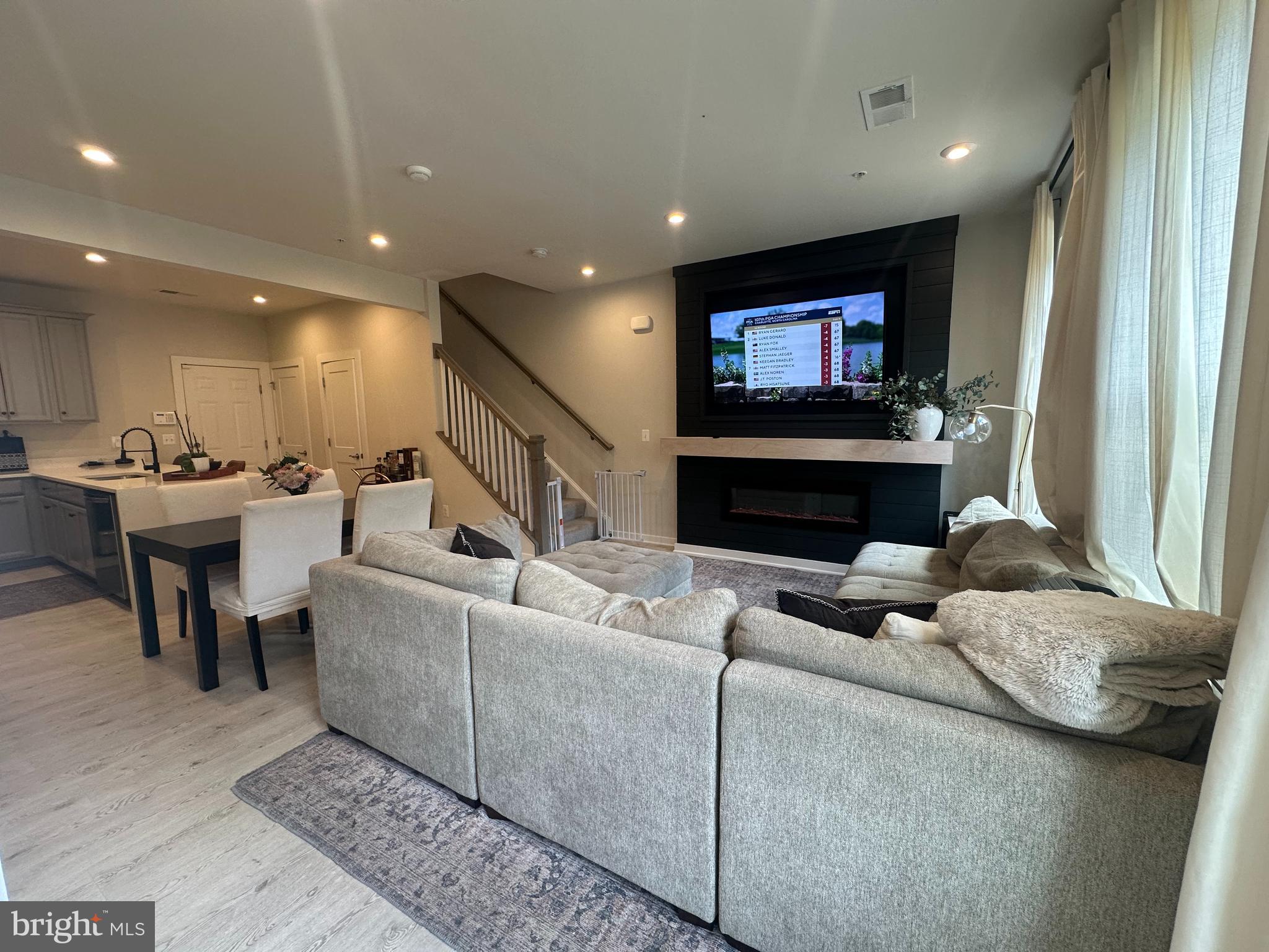 1118 MADEIRA TERRACE SE