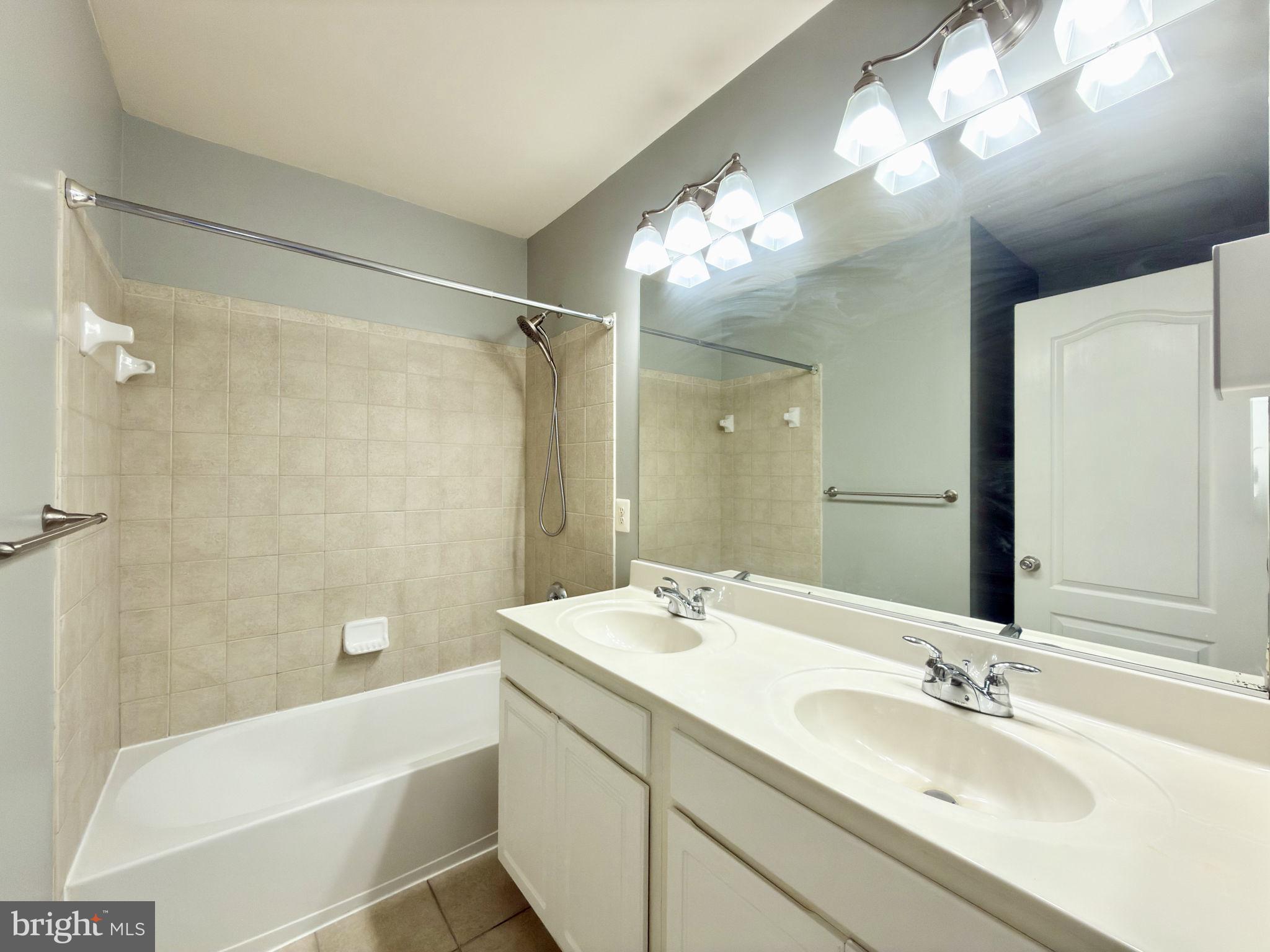 HIGHLANDS CIRCLE CONDOMINIUM - Residential Lease