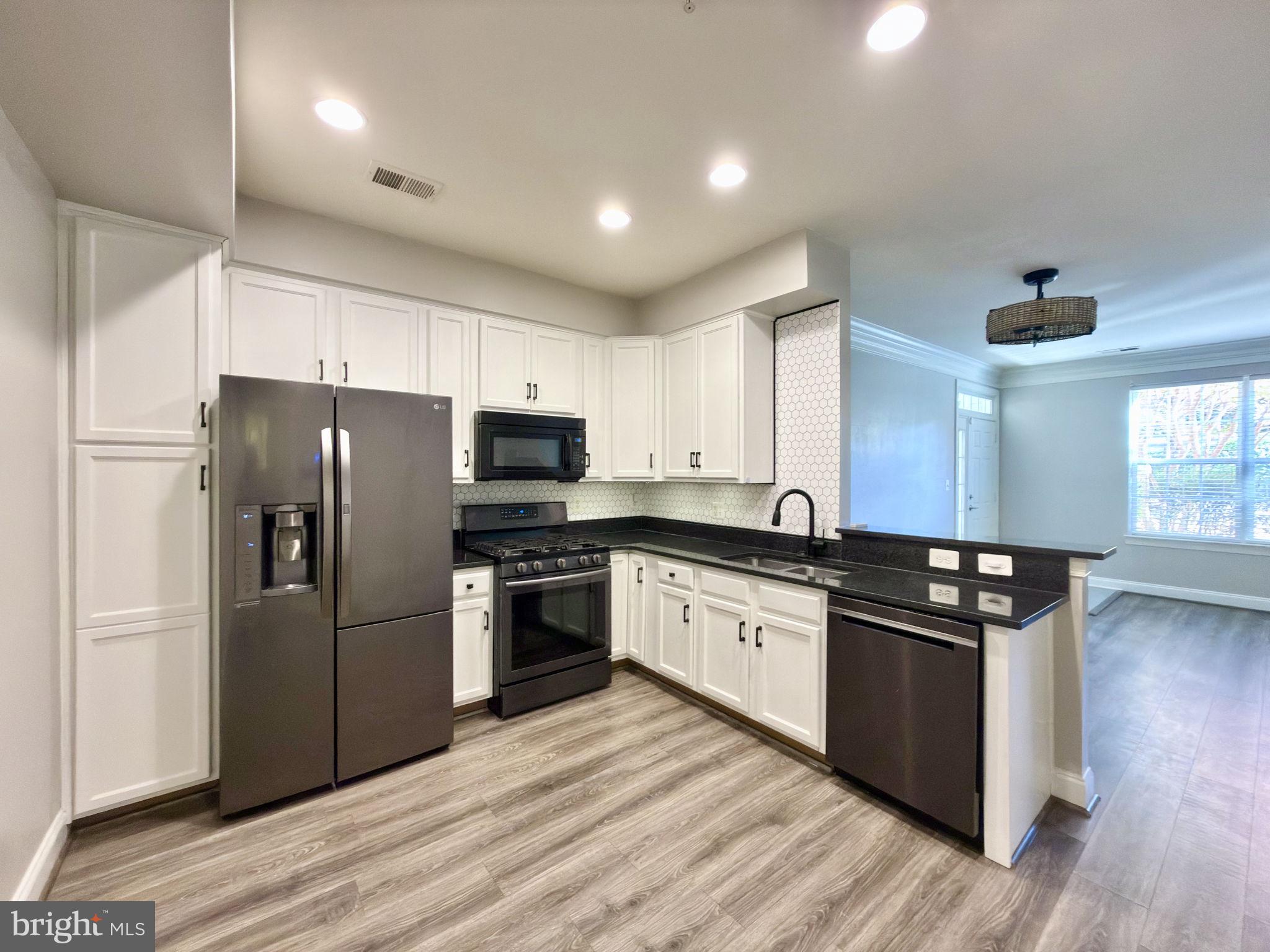 HIGHLANDS CIRCLE CONDOMINIUM - Residential Lease