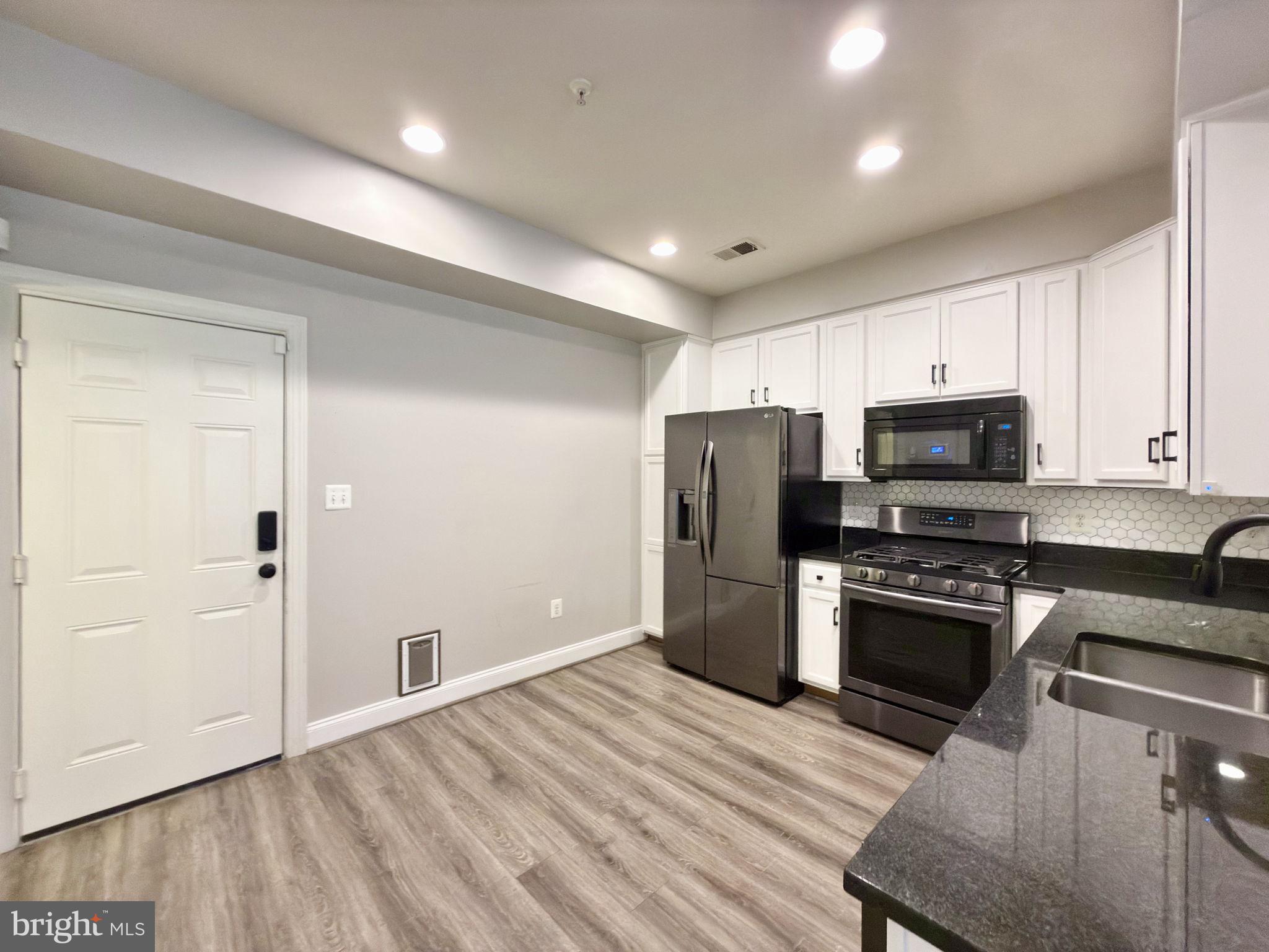 HIGHLANDS CIRCLE CONDOMINIUM - Residential Lease