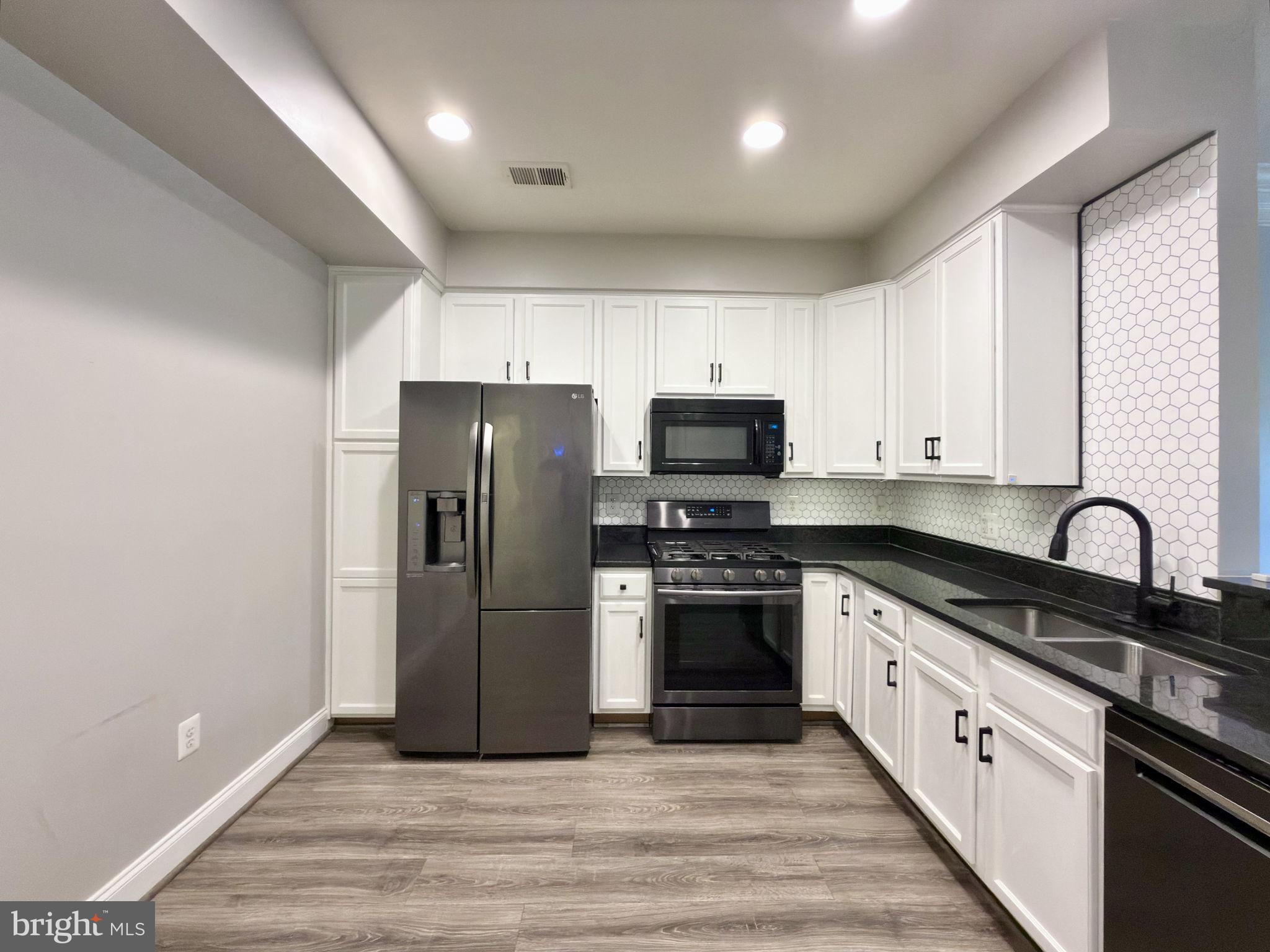 HIGHLANDS CIRCLE CONDOMINIUM - Residential Lease