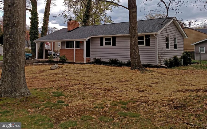 RICH HARWOOD FLOOORING & GLASS CRYSTAL FP GREET U UPON ENTERING THIS LOVELY RENOVATED HOME W/OPEN FLOOR PLAN*STUNNING KITCHEN W/COFFEE GLAZE ACCENTED CABINETS,SELF CLOSING DRAWERS, GRANITE,CERAMIC TILE FLOOR & BACK SPLASH,SS APPLIANCES*NEW PAINT,CARPET,ROOF,LIGHTS & PLUMBING* UPSCALE ALUMAWOOD COVERED PAVER PATIO,LG FENCED CORNER LOT W/CIRCULAR DRIVEWAY*GREAT WATER AMMENTIES**BROADNECK SCHOOLS**