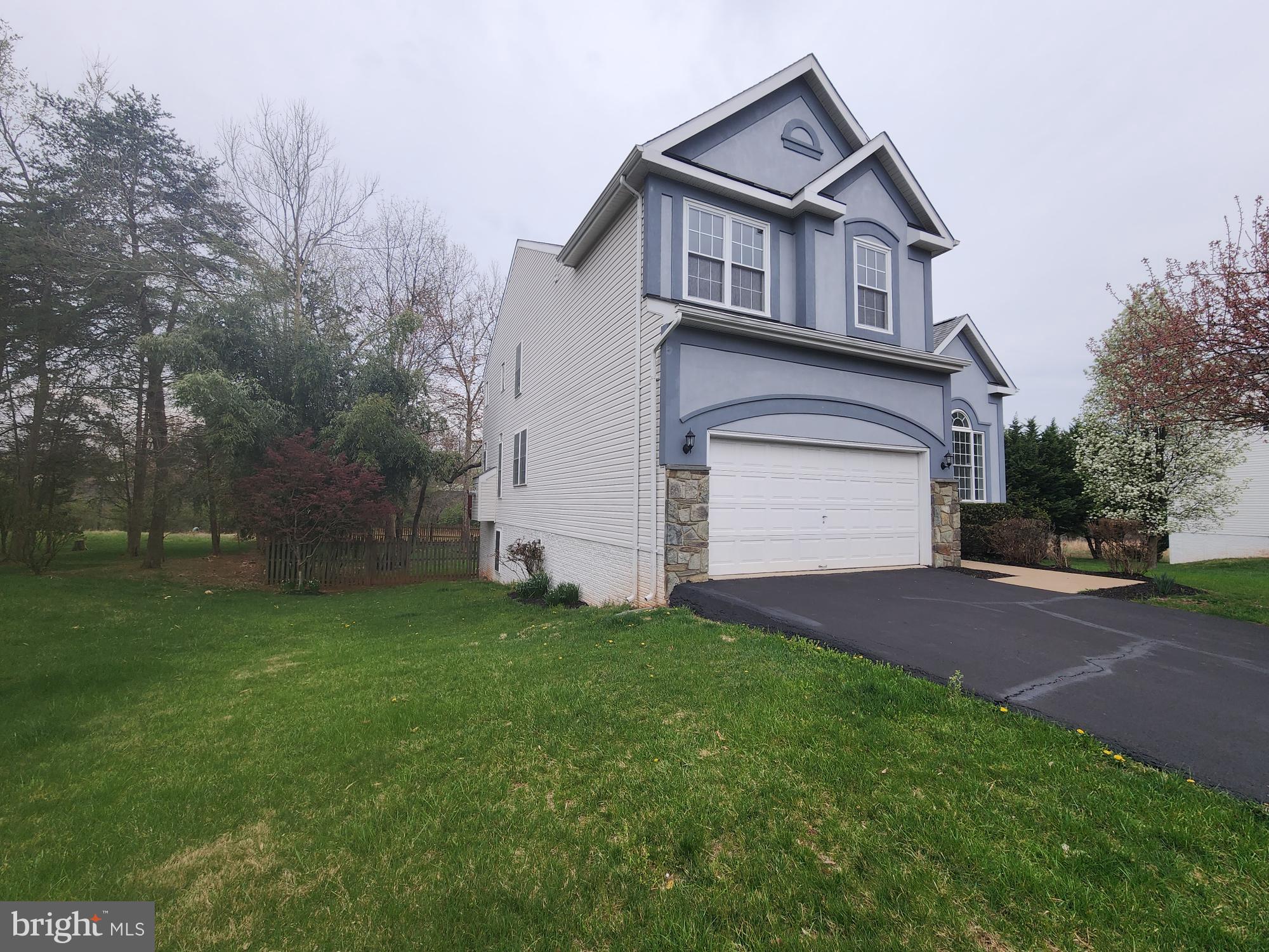 HOLLY KNOLL - Residential Lease