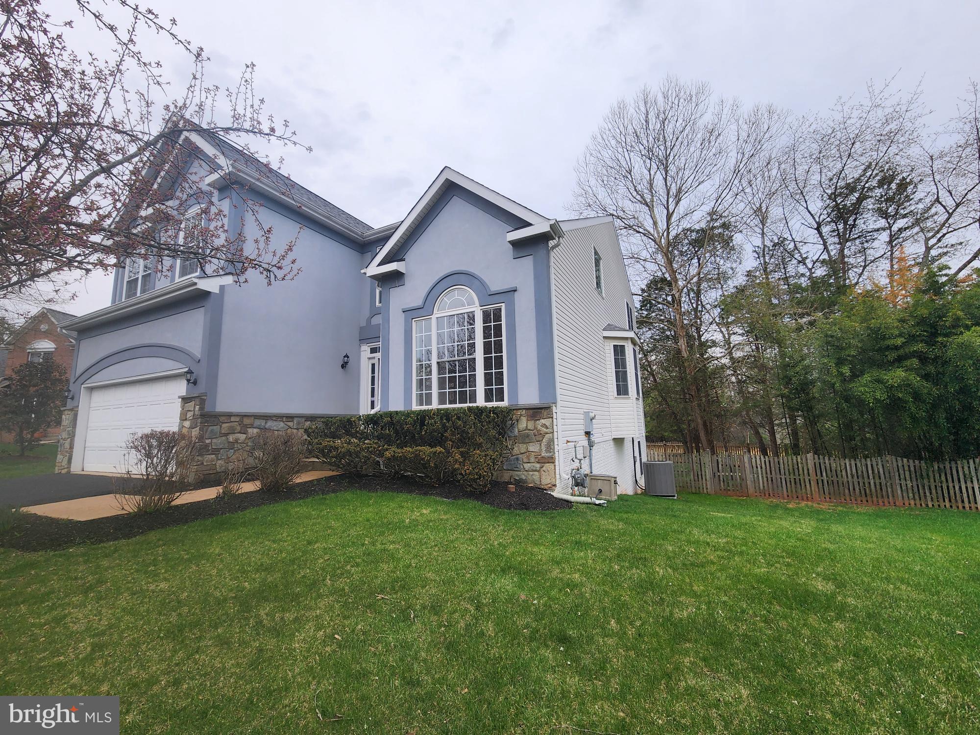 HOLLY KNOLL - Residential Lease