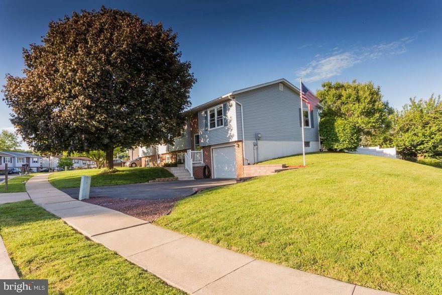 QUIET, PEACEFUL NEIGHBORHOOD. 1-CAR GARAGE, DECK, ALL ON A LARGE CORNER LOT. CONVENIENT LOCATION TO BOTH YORK AND LANCASTER. MOVE-IN CONDITION.