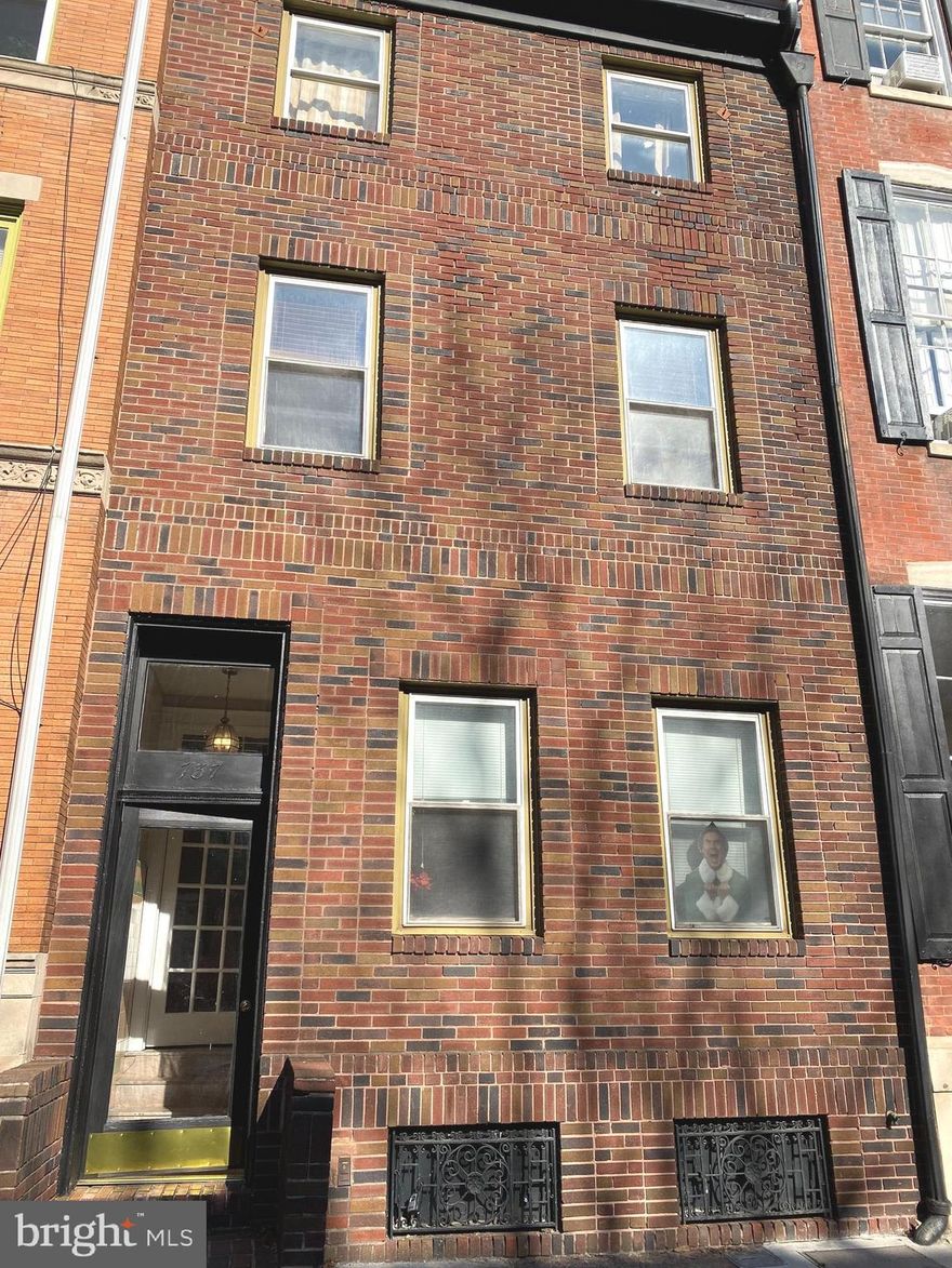 Rarely offered 5 unit apartment building in fabulous area! Impeccably maintained building with two, 2 bedroom units and three, 1 bedroom units. Incredible long-term blue-chip investment or owner occupied property with income! Residents share a patio and enjoy free laundry and each unit is provided a storage closet located in the property's basement.  Located in the heart of Jefferson medical district, just off Washington Square park in the vibrant Washington Square West community of restaurants, shops, transportation & walk to the Patco train line to get to New Jersey.  Owner pays for heat
and water. Tenants pay for electricity and cooking gas. Income and expense info located in the documents section.