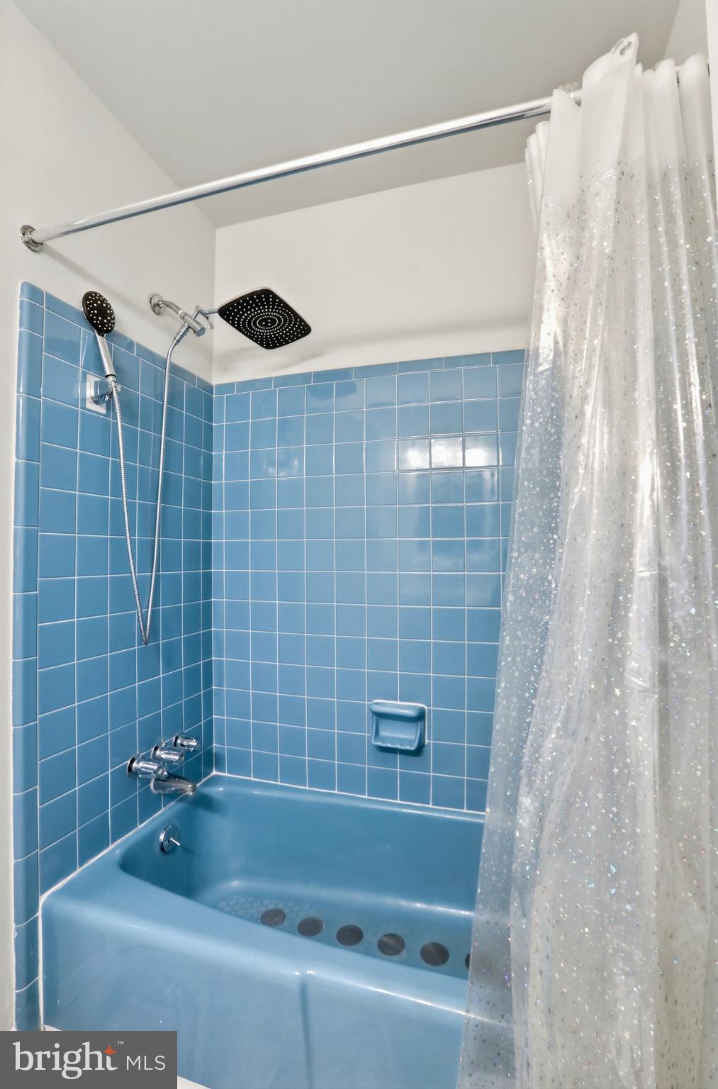 COUNTRY CLUB MANOR - Residential