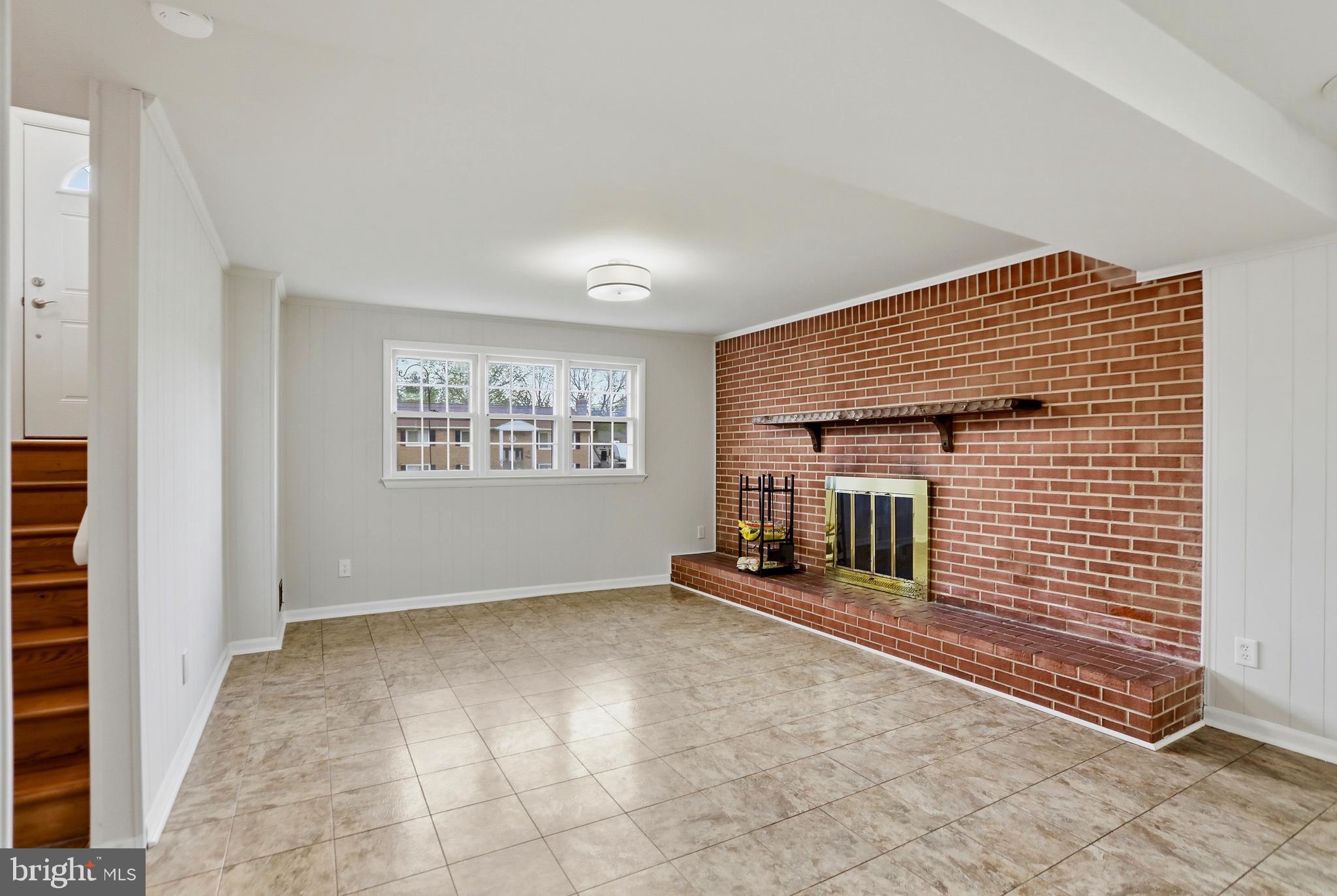 COUNTRY CLUB MANOR - Residential