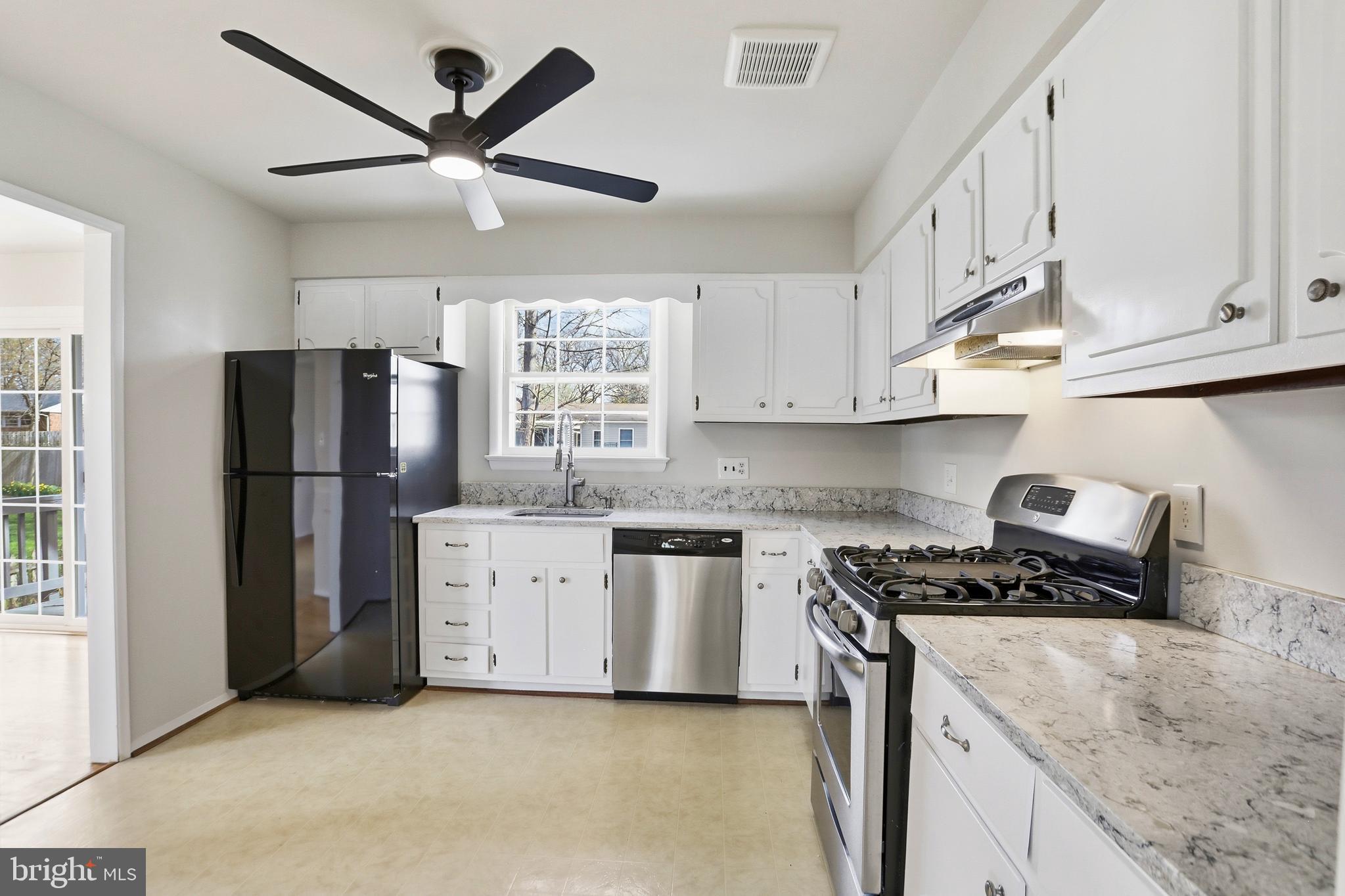 COUNTRY CLUB MANOR - Residential