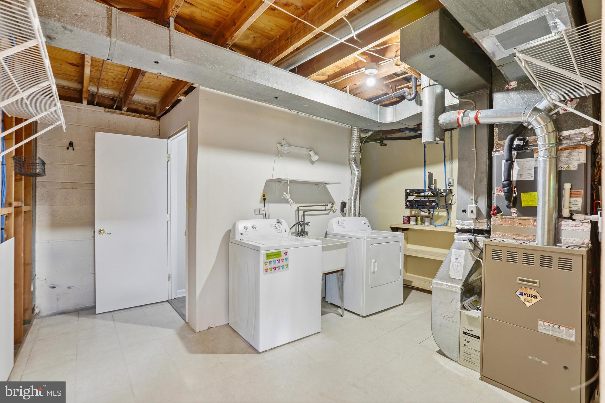 COUNTRY CLUB MANOR - Residential