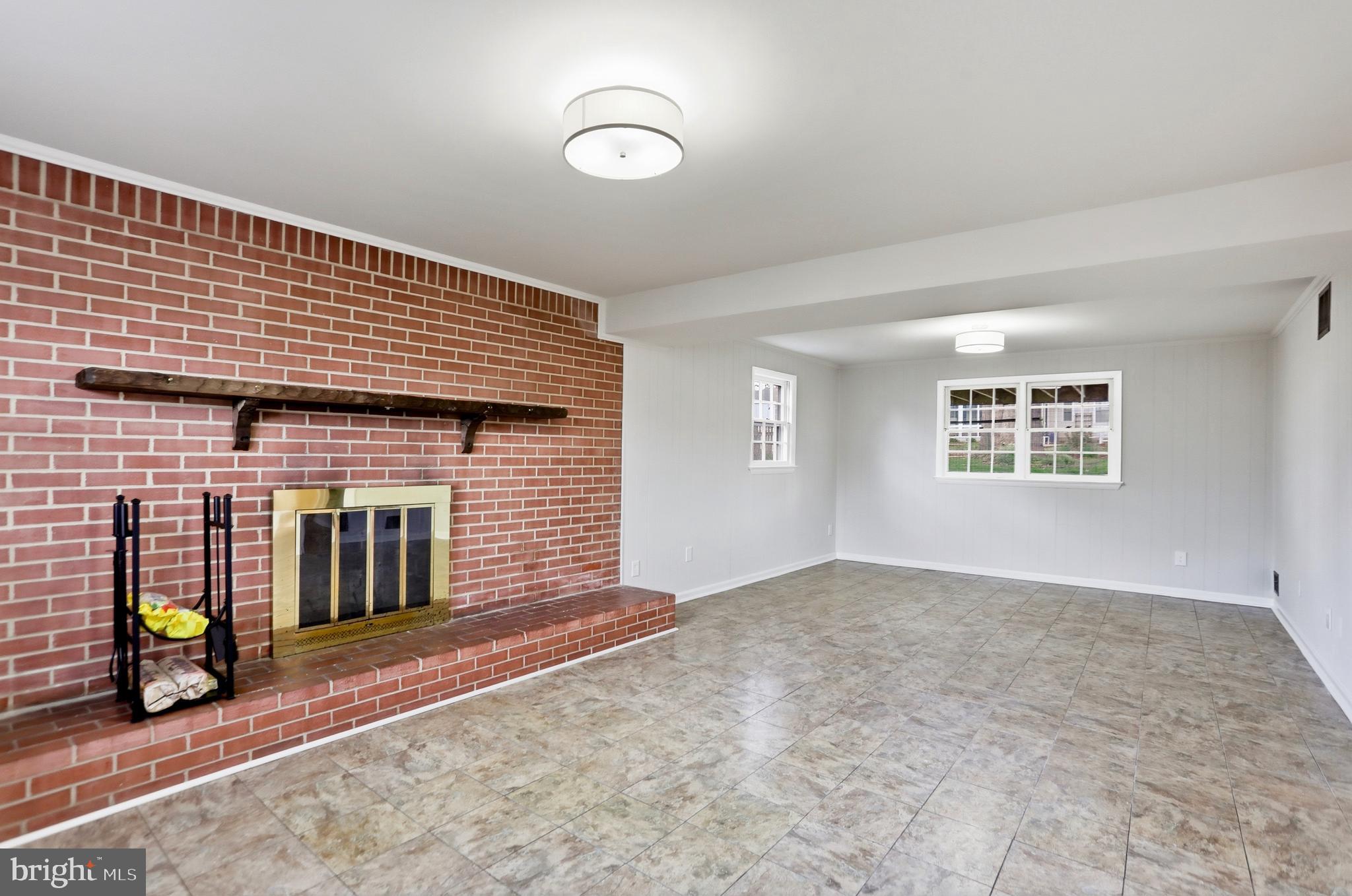 COUNTRY CLUB MANOR - Residential