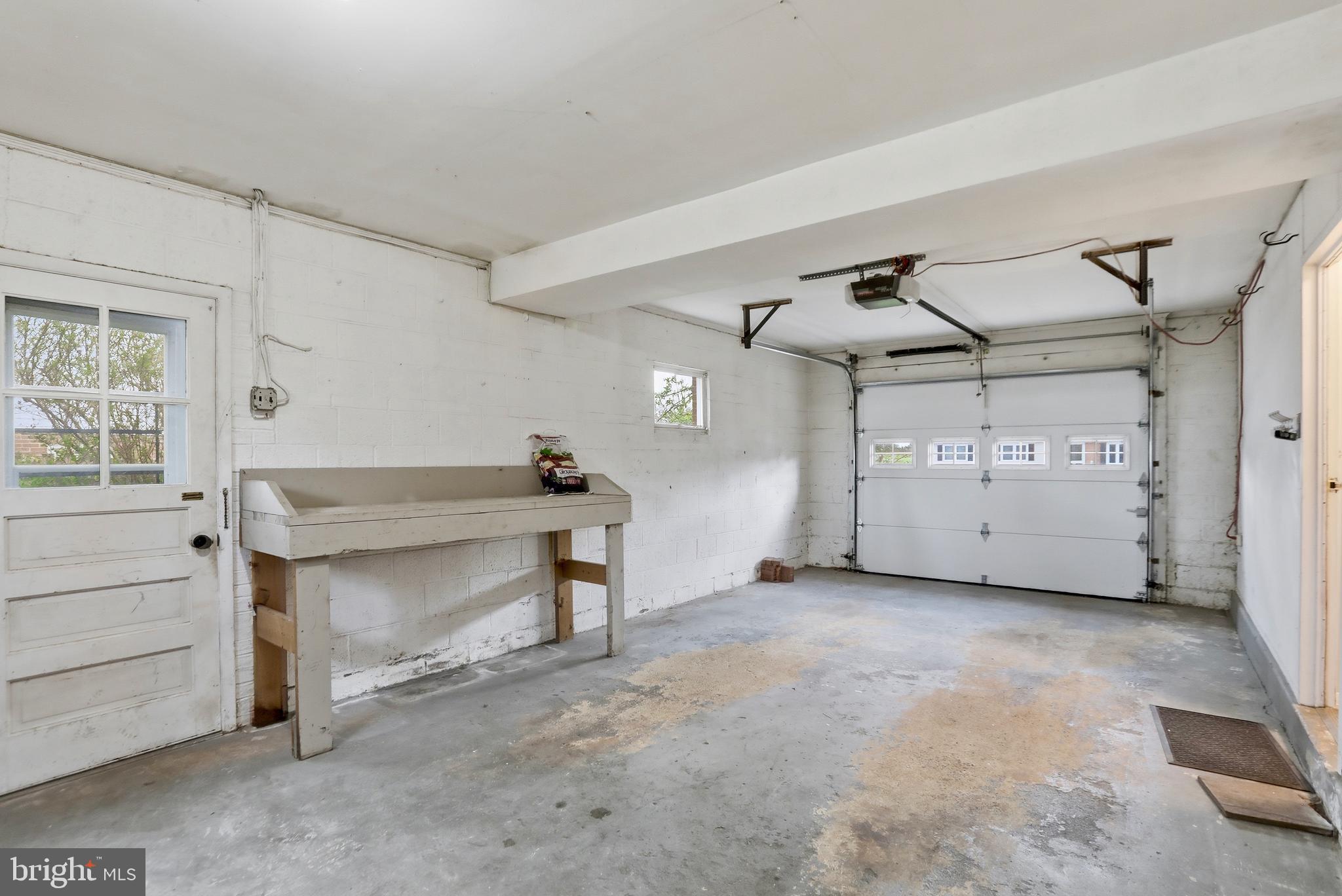 COUNTRY CLUB MANOR - Residential