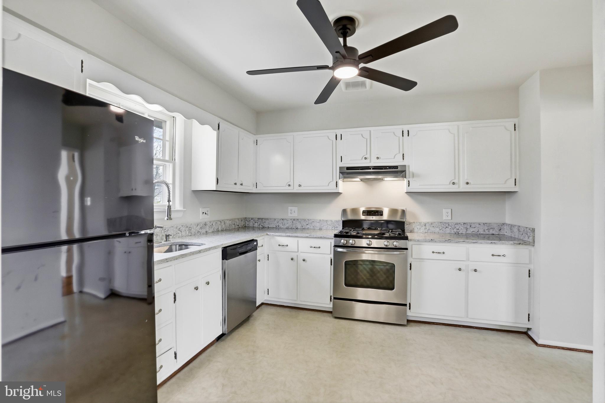 COUNTRY CLUB MANOR - Residential