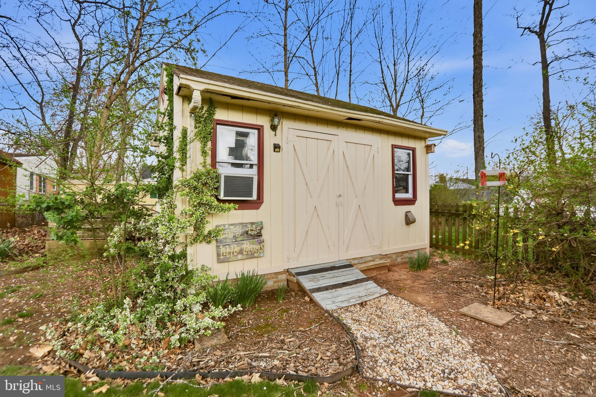 COUNTRY CLUB MANOR - Residential