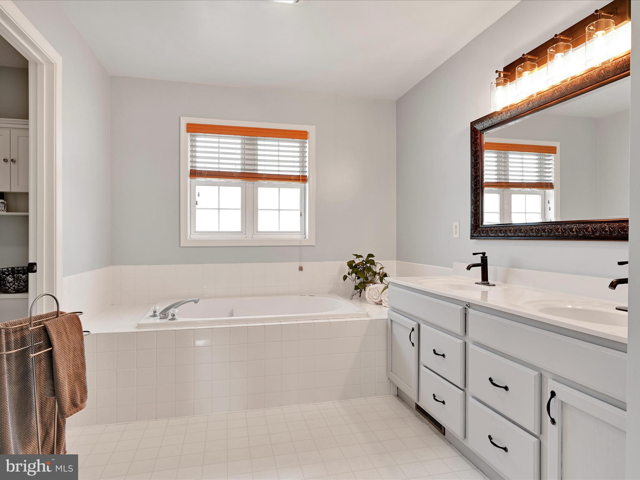 NEWPORT SQUARE - Residential