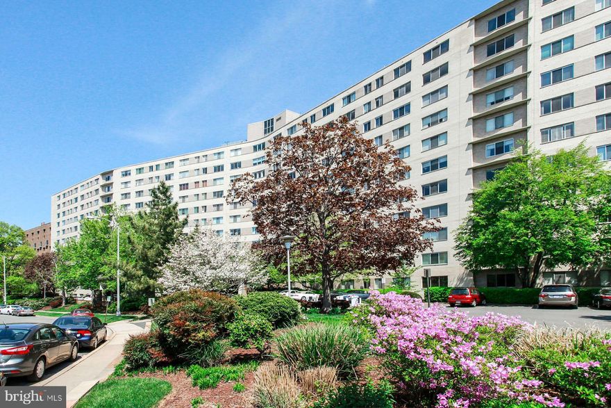 ELEGANT & SPACIOUS 1 BR (1339 SQ.FT) W/BEAUTIFUL VU OF DC SKYLINE, DOUBLE LR W/13 FT. CEILING FACING EAST. TWO 20 FT. BALCONIES OVERLOOK THE VU. UNIQUE & DRAMATIC FLOOR PLAN. PERFECT FOR LARGE SCALE ENTERTAINING. EX.LG. BR HAS READING/OFFICE ALCOVE W/WEST EXPOSURE. LUX. CONDO W/24 HR.DESK, SECURITY, LG.POOL, EXERCISE RM. & CONV. STORE. 5 BLKS TO METRO. MINUTES TO REAGAN AIRPORT & DOWNTOWN DC.