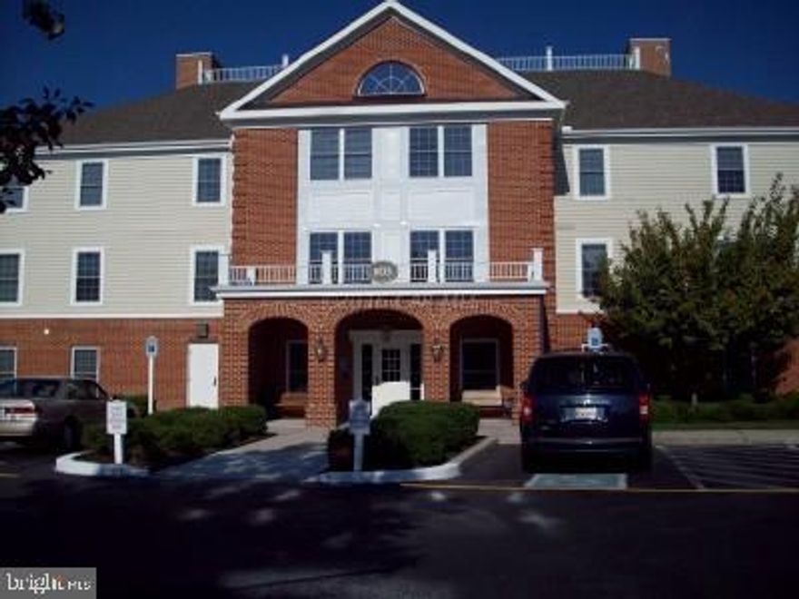 2 Bedroom, 2 Bath w/ den Wellington floor plan in the renowned retirement community of Mallard Landing. This first floor unit is freshly painted and only a short covered walk to the clubhouse. Situated adjacent to a quaint sitting room, perfect for gathering with friends. Make an appointment to see this today!