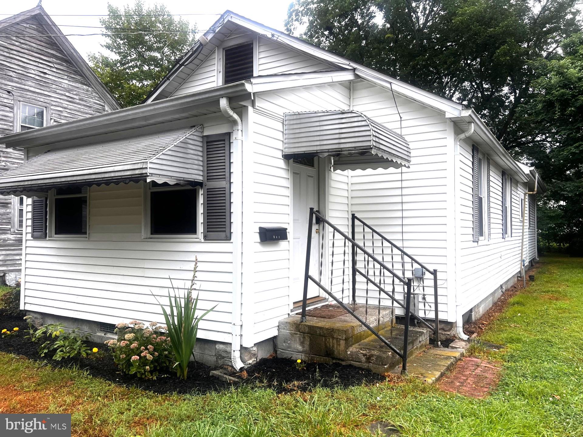 CUTE BUNGALOW THAT HAS BEEN REMODELED. NEW KITCHEN, NEW BATHROOM, NEW HVAC.