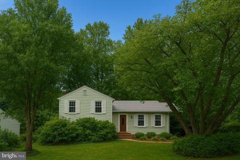 Photo of 9303 Burnetta Drive, FAIRFAX, VA 22032 (MLS # VAFX2300816)
