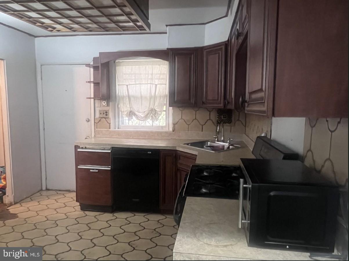 EAST OAK LANE - Residential