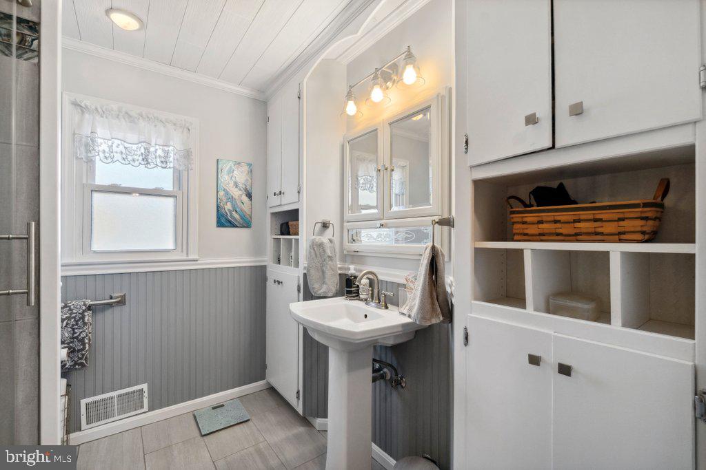 HILLCREST MANOR - Residential