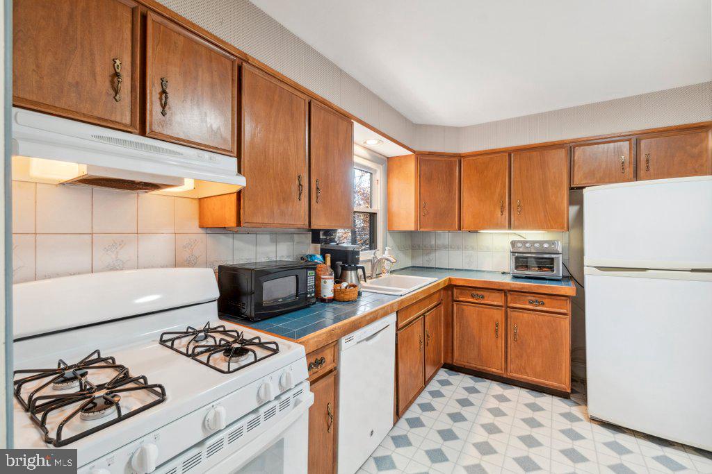 HILLCREST MANOR - Residential