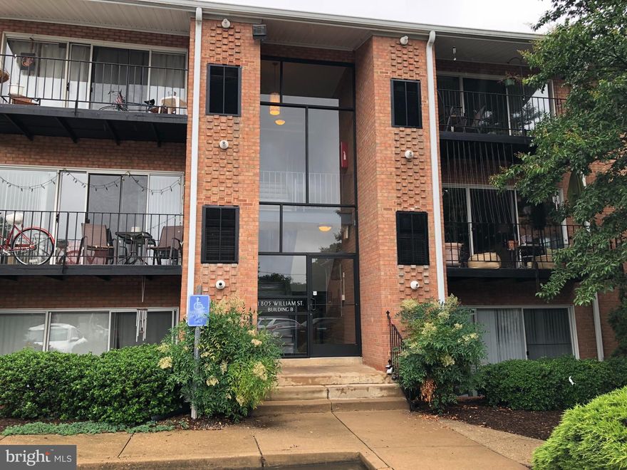 ARE YOU LOOKING FOR SIMPLE LIVING?  LOOK NO FURTHER!   2 BDRM CONDO CLOSE TO EVERYTHING.  1 MILE TO I95, CENTRAL PARK, ONLY 2.6 MILES TO TRAIN STATION!  OWN FOR LESS THAN RENT PAYMENT!  CONDO FEE COVERS GAS, HEAT, WATER, SEWER, HOT WATER, & TRASH.   ENTIRE UNIT HAS BEEN FRESHLY PAINTED AND HAS ALL BRAND NEW FLOORING!   COME MAKE IT YOUR OWN! BALCONY ON REAR, BACKS TO TREES!  NO INVESTORS!