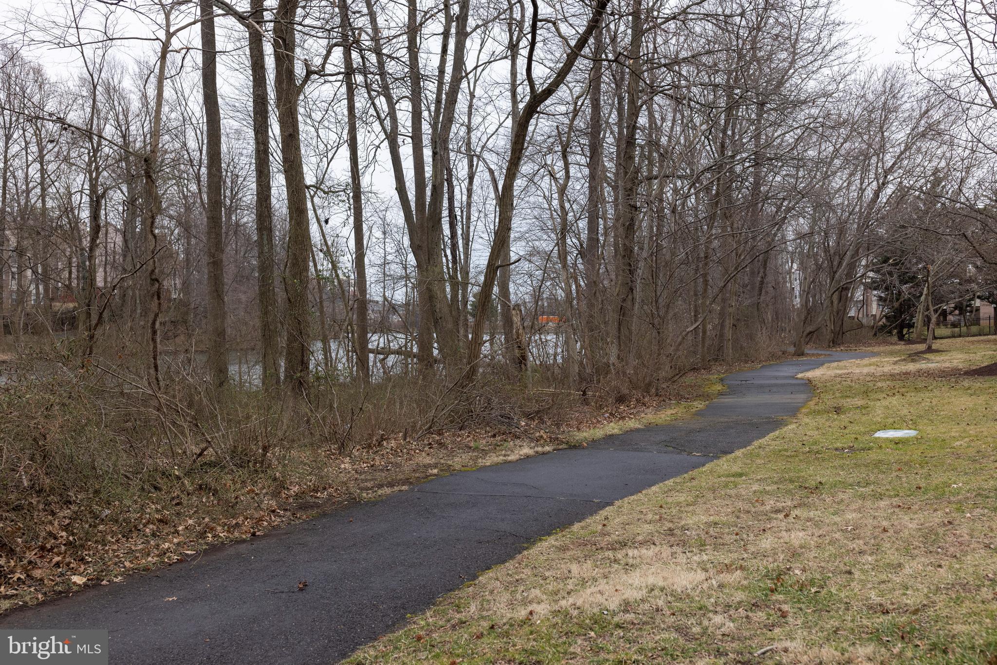 LAKE LARGO - Residential