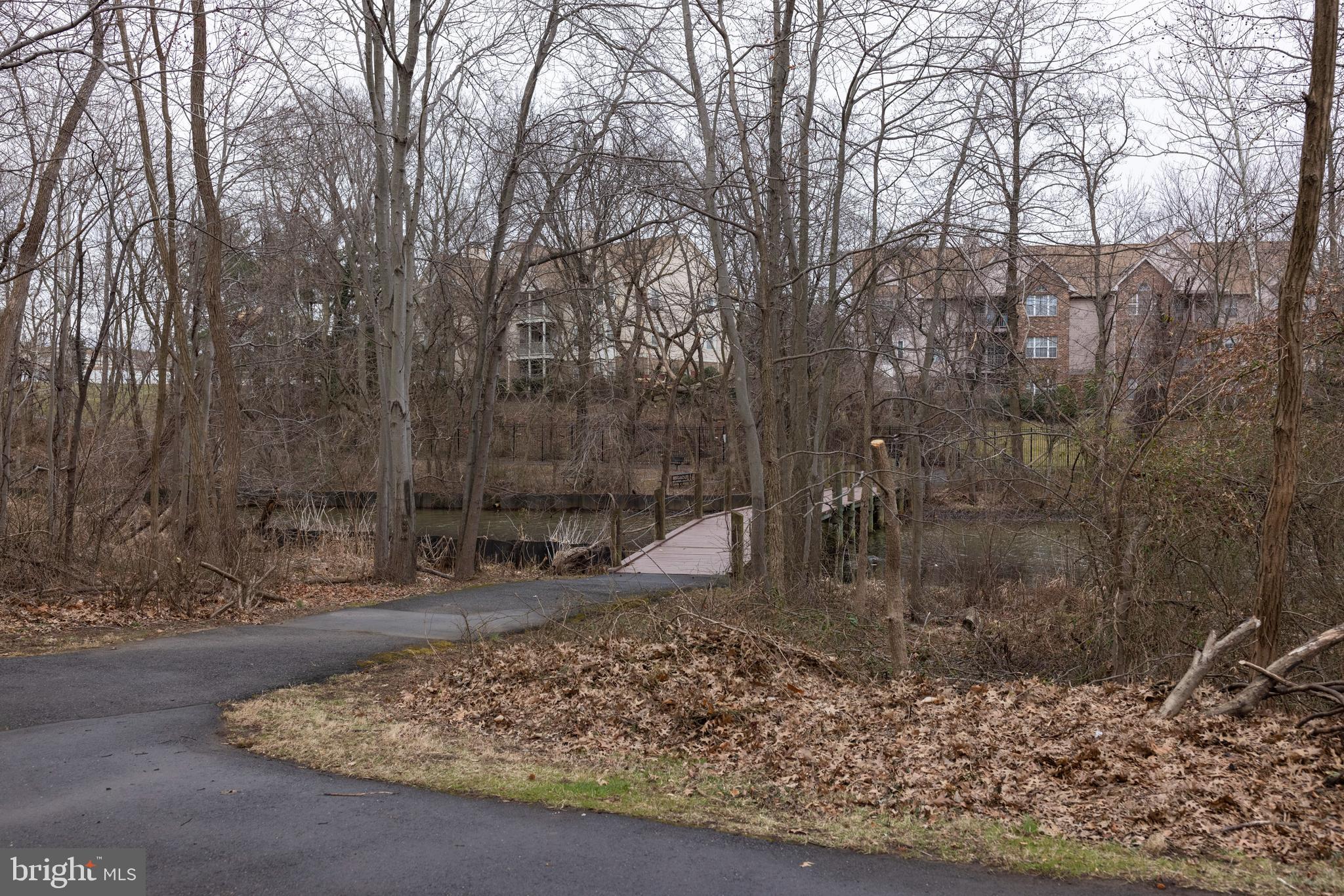 LAKE LARGO - Residential