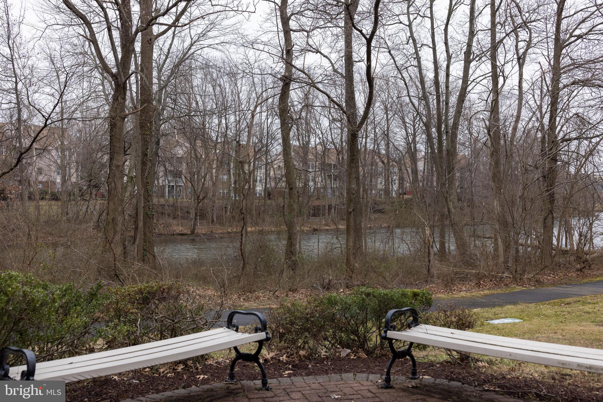 LAKE LARGO - Residential