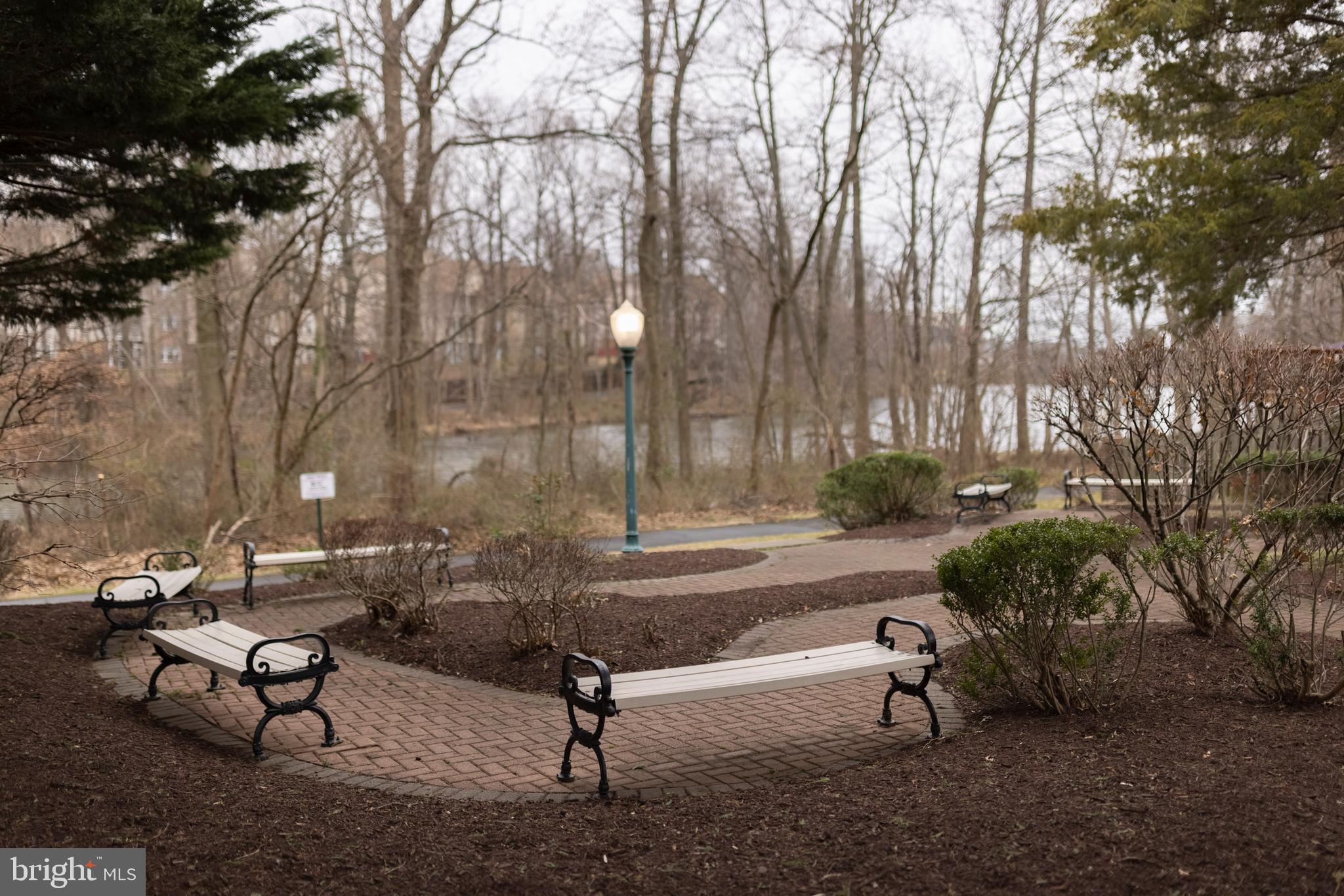 LAKE LARGO - Residential