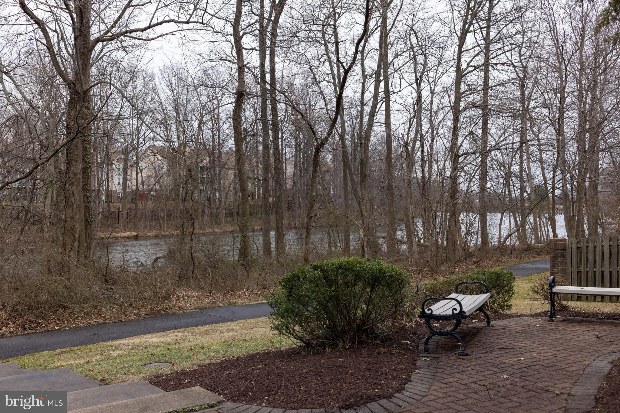 LAKE LARGO - Residential