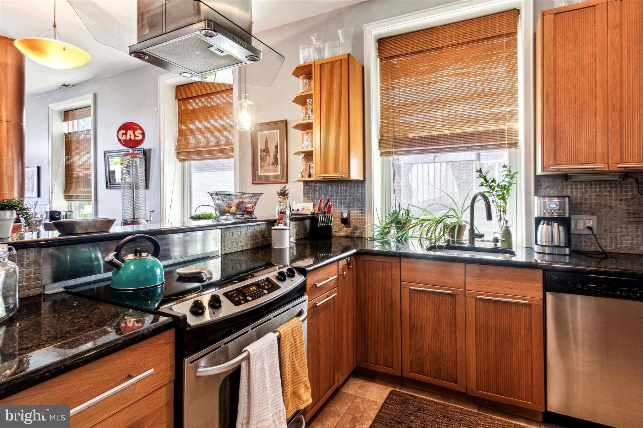 QUEEN VILLAGE - Residential