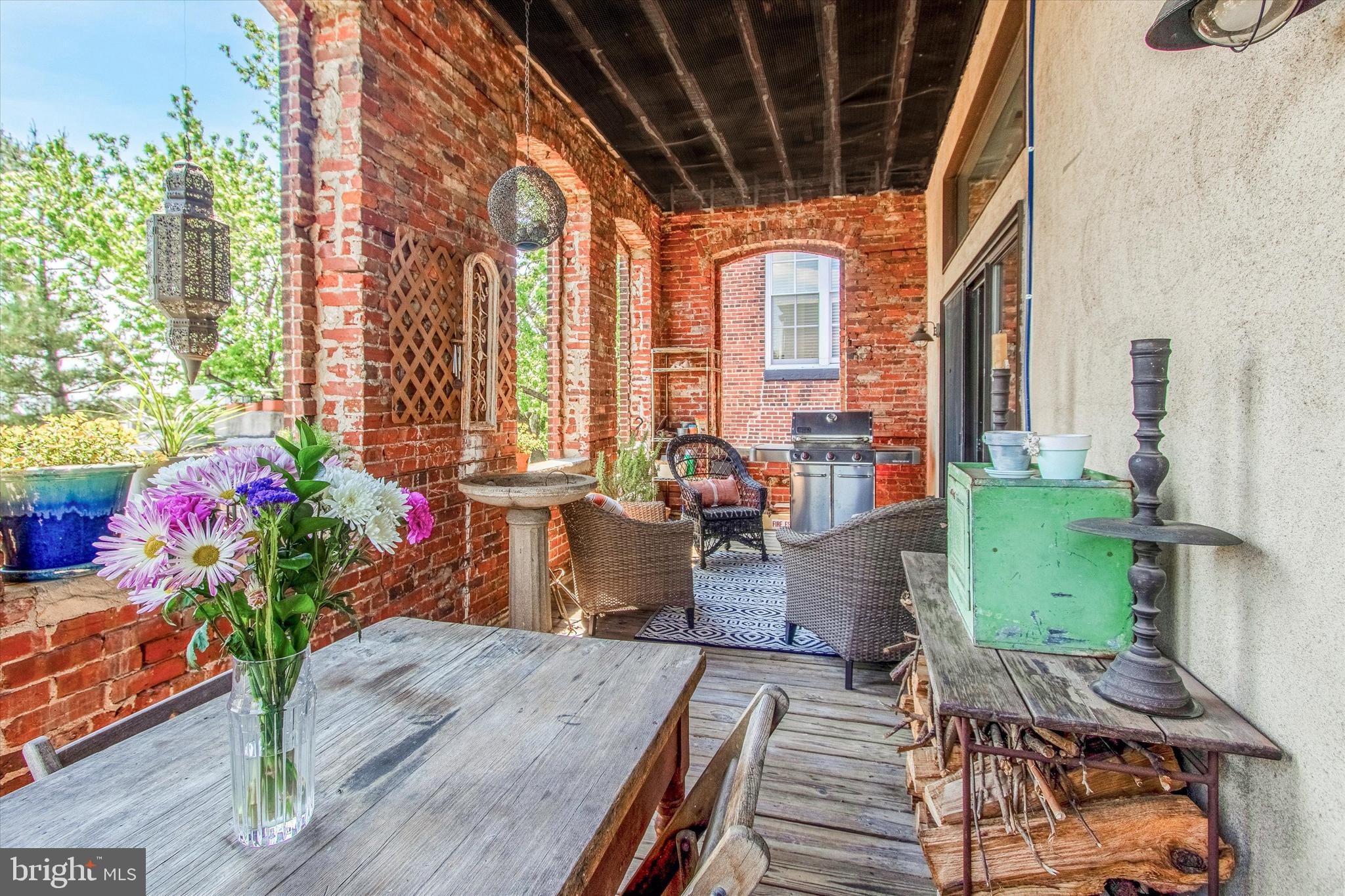 QUEEN VILLAGE - Residential