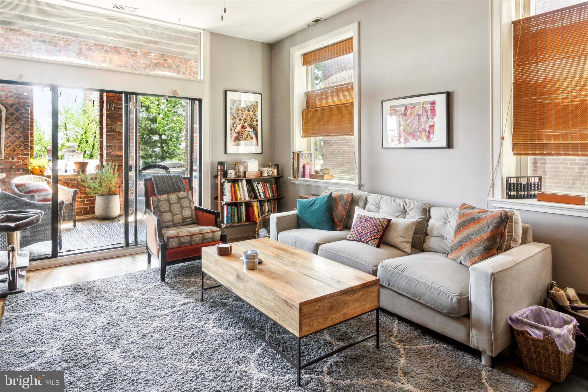 QUEEN VILLAGE - Residential