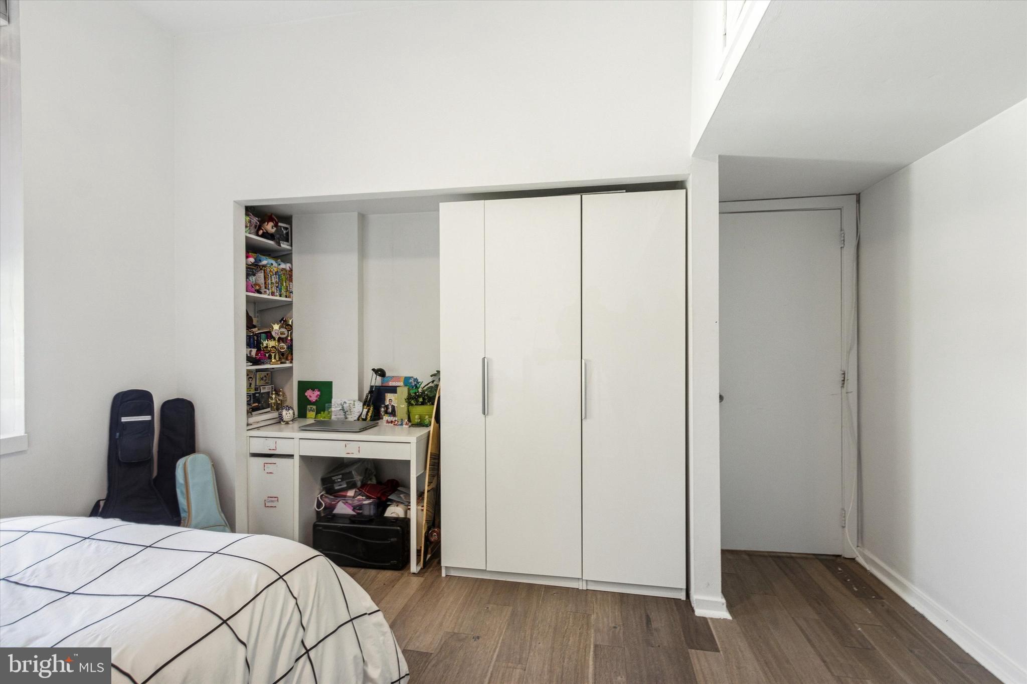 QUEEN VILLAGE - Residential