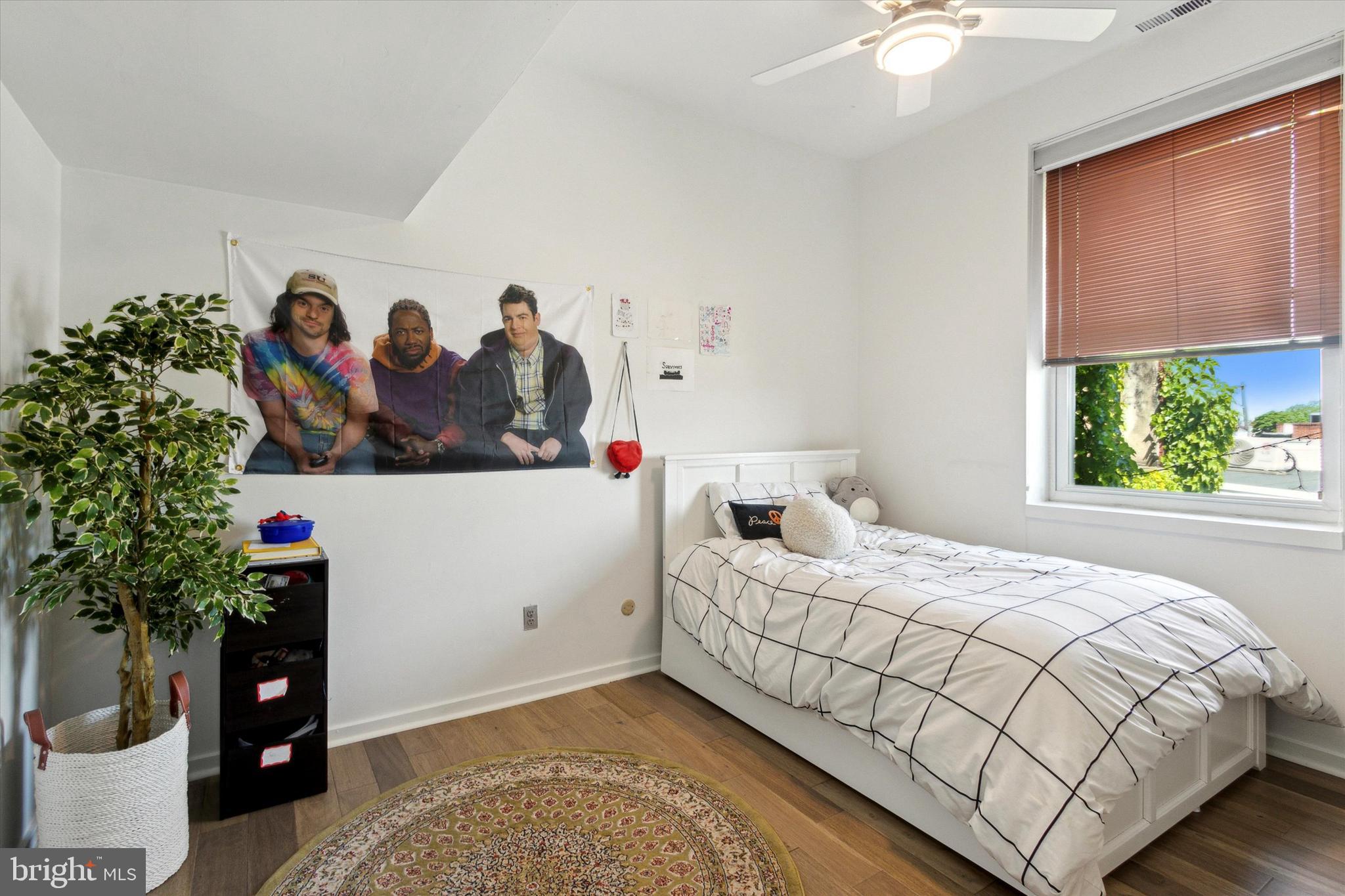 QUEEN VILLAGE - Residential