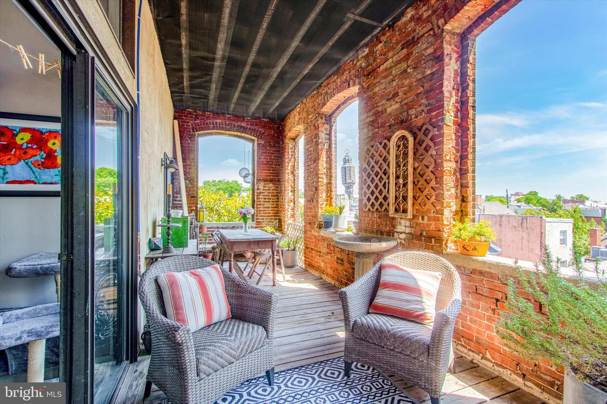 QUEEN VILLAGE - Residential