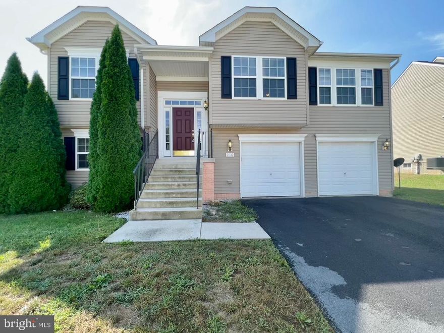 This large 3 bedroom, 3 bath Single Family home is a show stopper! There is a large 2-car garage and a finished basement that offers a full bathroom next to the entrance. Upstairs offers an open Living room with hardwood floors throughout with a spacious eat in kitchen. Master bedroom offers a walk in closet and private bathroom. Large fully fenced in backyard perfect for entertaining and privacy. Washer/dryer included. 

Renters insurance and Second Nature Filter Subscription included in rental price.

Pets ok on a Case by Case basis.

EHO.